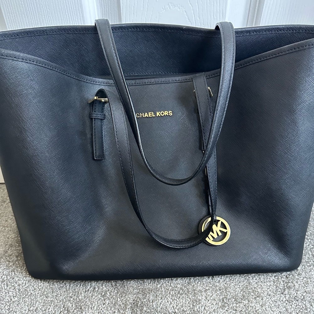 Michael Kors Jet Set Travel Saffiano Medium Leather Tote - Black